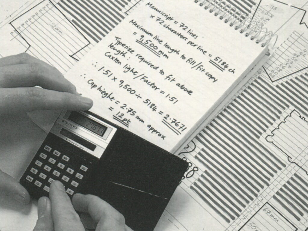 Ilustração com calculadora e anotações sobre os cálculos do tamanho de um texto.